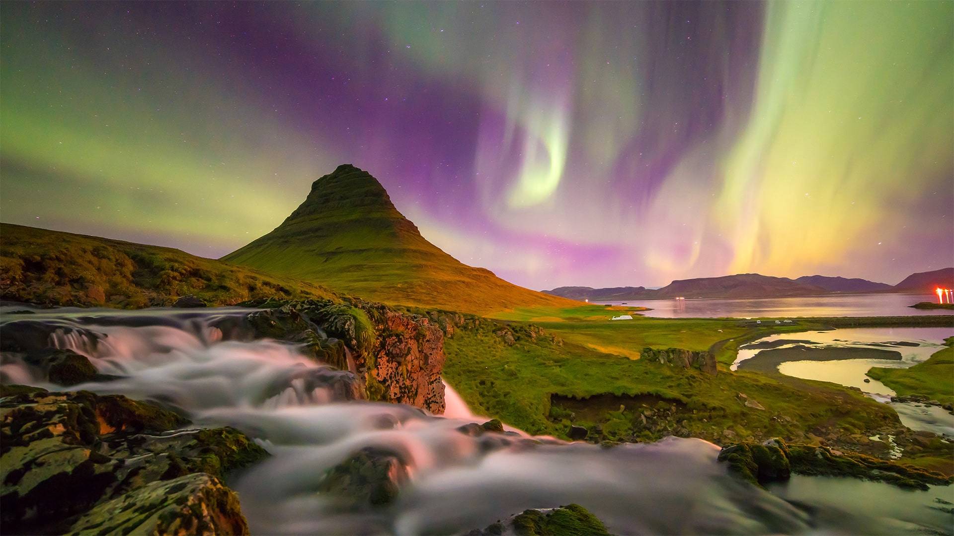 Aurora boreale a Kirkjufell mountain in iceland