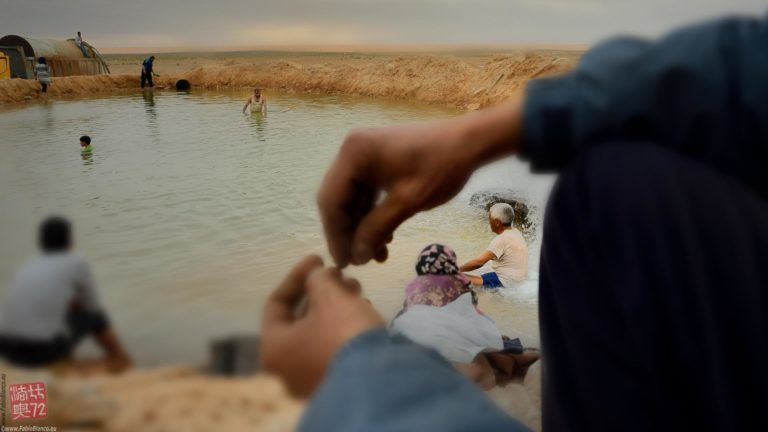 Berberi fanno un bagno in un'oasi nel deserto del Sahara