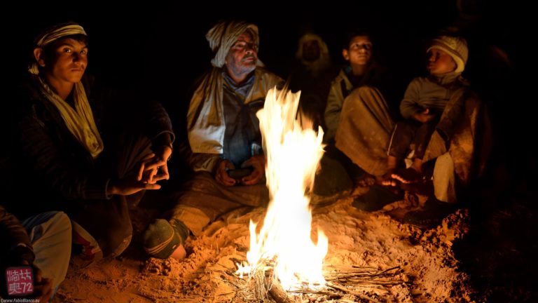 Pastori Rebaia intorno al fuoco ripresi nel viaggio fotografico con fotografia e viaggi