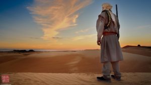 Un cacciatore nel deserto fotografato in un workshop fotografico