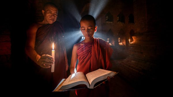 Un monaco illumina la conoscenza al suo allievo, scattata durante i viaggifotografici con www.FOTOGRAFIAeVIAGGI.com